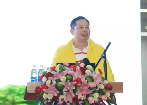 2017年是厦门大学附属厦门眼科中心璀璨夺目的一年，2017我们不仅迎来了20周年院庆，还在医教研等方面取得丰硕成果。门诊量达40多 人次，手术量5 人次，并且顺利通过了国家药物临床试验机构(GCP)资格认定。满怀丰收的喜悦，我们挥手作别砥砺奋进的2017，阔步迈入华章初展的2018。3.jpg