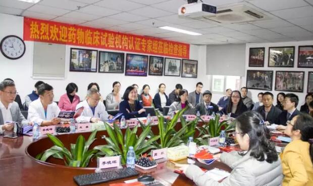 2017年是厦门大学附属厦门眼科中心璀璨夺目的一年，2017我们不仅迎来了20周年院庆，还在医教研等方面取得丰硕成果。门诊量达40多 人次，手术量5 人次，并且顺利通过了国家药物临床试验机构(GCP)资格认定。满怀丰收的喜悦，我们挥手作别砥砺奋进的2017，阔步迈入华章初展的2018。4.jpg