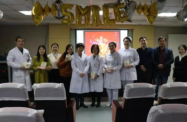 2月1日下午时分，“祝你生日快乐”歌声响彻华厦眼科医院二层会议室，这是医院党支部书记侯旭波书记在为本月过生日的员工庆祝生日1.jpg