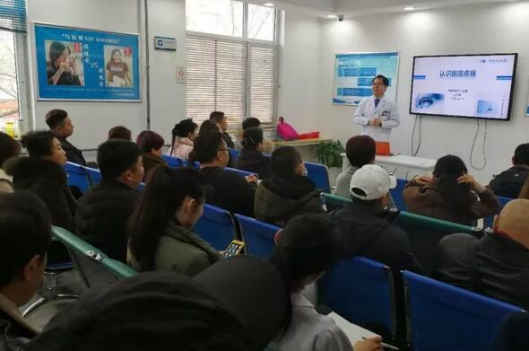 新年新气象，新起点，新动力。2月22日，青岛华厦眼科医院组织了以“突破 成长 飞跃”为主题的2018新春培训会。本次培训会旨在更好地服务广大眼疾患者， 提升员工综合素质能力，营造全员学习的氛围。此次培训会，覆盖范围较广，主要针对眼底病、白内障与翼状胬肉、屈光手术的术前检查、圆锥角膜、干眼症及角膜塑形镜等相关课题开展1.jpg