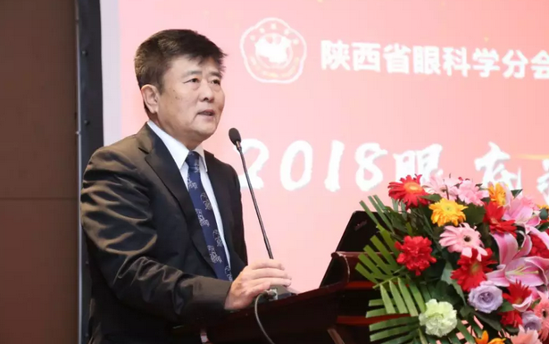 2018年3月3日，‘2018年 届眼底病高峰论坛’在西安曲江环球饭店拉开帷幕。此次高峰论坛由陕西省医学会主办，西安华厦眼科医院承办。本次会议邀请到了黎晓新、王骞、惠延年、王雨生、王丽丽、赵燕麟、谢安明、刘涛、郑波、王海燕等数十位全国 眼科专家及教授，与现场150余名眼科同仁共聚一堂，进行学术分享及讨论，分享了眼科领域学术研究的新成果，为新年初始带来一场精致丰富的学术盛宴3.png