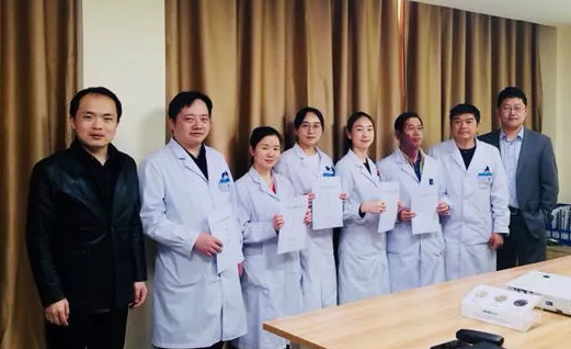 3月15日，贵阳阳明眼科医院2018年度工作目标签约仪式在医院会议室隆重举行。华厦眼科医院集团张昊志副总裁、学科运营管理中心王崇、贵阳阳明眼科医院官苍宇院长、医院各学科负责人、部门负责人出席了本次会议6.png