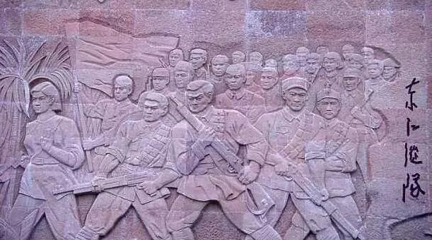 3月12日下午，已经90高龄的离休东江纵队老兵汤爷爷，在深圳华厦眼科医院检查之后，白内障专科邢宝刚主任为其实施左眼白内障超声乳化摘除，联合散光人工晶体植入术。1.jpg