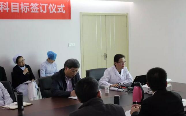 上周，西安华厦眼科医院2018年度工作目标签订仪式在医院内三楼学术会议厅隆重举行。厦门大学附属厦门眼科中心执行院长李晓峰博士、西安华厦眼科医院总经理郑文胜、西安华厦眼科医院王丽丽院长、西安华厦眼科医院常务副总张勇、医务部主任朱爱民、斜视与小儿眼科学科带头人张利玲主任、门诊部主任刘武装主任、屈光中心主任陈蒙等医院各学科负责人及部门负责人出席了本次会议3.jpg