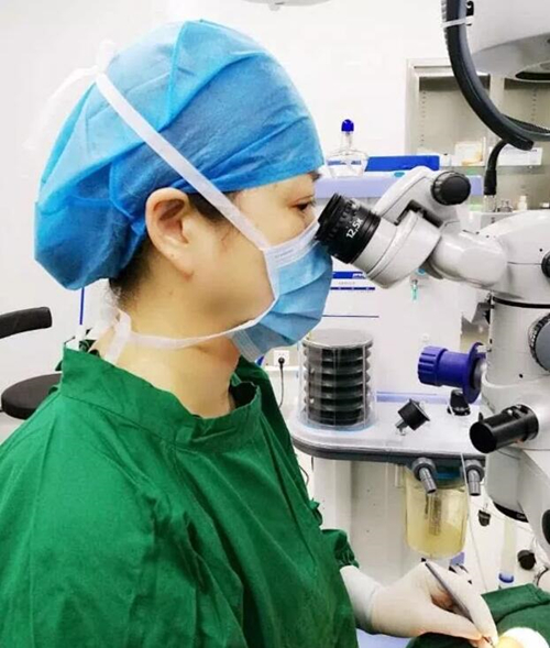 应众多家长合力邀请，2018年4月全国出名斜弱视小儿眼科专家，厦门眼科中心潘美华教授将再度亲临烟台康爱眼科医院，为斜视患者行显微斜视手术1_副本.jpg