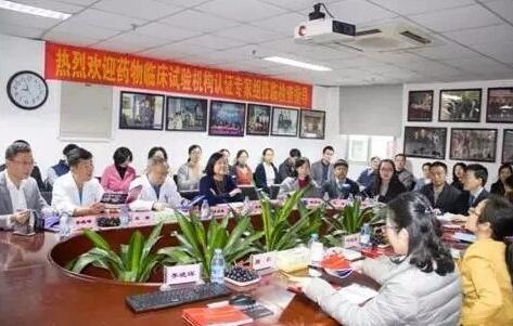 3月28日，为期4天的中国眼底病领域一年一度的学术年会“2018中国眼底病论坛暨环球视网膜研讨会”(RetinaChina 2018)在中国青岛召开。本次论坛由中国环球科技交流中心主办，《中华眼底病杂志》协办，会上翘楚云集，盛况空前，既是眼底病学诊疗领域的高水平年度学术盛会，也是世界眼底专家的一*次交流盛会8.jpg