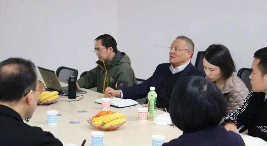 在3月28日法国依视路集团2.5新视代全球副总裁白方华先生一行人访问重庆华厦眼科医院时，重庆华厦眼科医院总经理张庭胜热情接待依视路集团贵宾一行。本次交流的目的：重庆华厦眼科和依视路“2.5新视代爱眼大使”健康公益项目希望能一起帮助视力帮助老百姓进行视力 ，提*生活质量，传播爱眼护眼的知识、宣传眼镜对视力 的作用、让更多的人尤其是需要帮助的人群能开始关注呵护自己的眼睛2.jpg