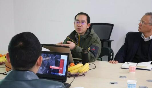 在3月28日法国依视路集团2.5新视代全球副总裁白方华先生一行人访问重庆华厦眼科医院时，重庆华厦眼科医院总经理张庭胜热情接待依视路集团贵宾一行。本次交流的目的：重庆华厦眼科和依视路“2.5新视代爱眼大使”健康公益项目希望能一起帮助视力帮助老百姓进行视力 ，提*生活质量，传播爱眼护眼的知识、宣传眼镜对视力 的作用、让更多的人尤其是需要帮助的人群能开始关注呵护自己的眼睛3.jpg