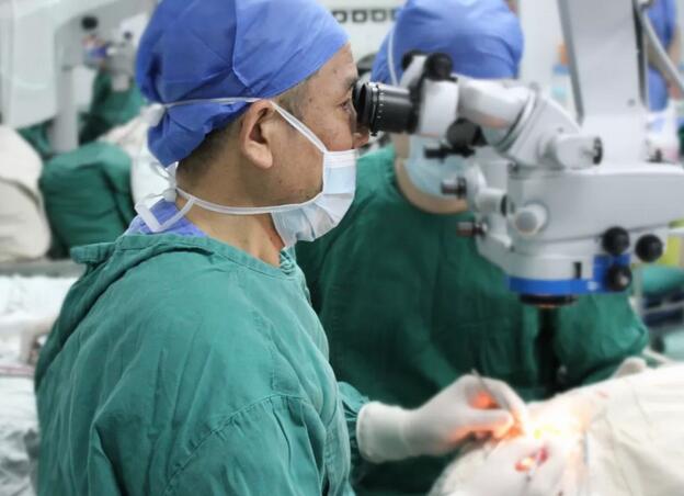 3月31日，厦门眼科中心业务副院长、厦门大学附属厦门眼科中心眼表与角膜病科吴护平教授应邀来到福州眼科医院进行为期一天的手术行程3.jpg