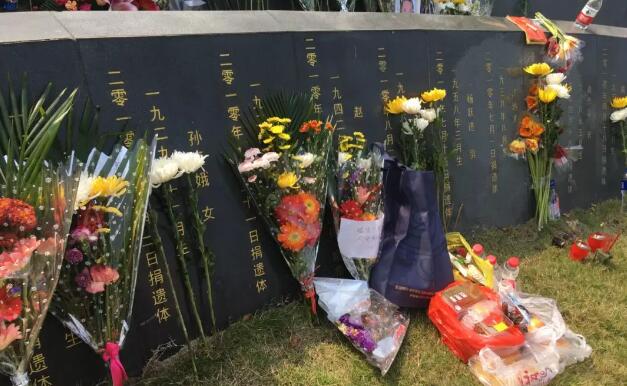 4月4日，厦门大学附属厦门眼科中心在厦门海沧文圃山纪念园里，集体缅怀厦门市遗体、器官、眼角膜捐献者。谢立信院士盛赞厦门眼科中心飞秒激光辅助下深板层角膜内皮移植手术是国内拔萃技术，已成为广大眼科同行学习的榜样2.jpg