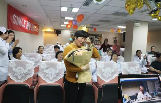 3月30日是华厦眼科医院侯旭波院长的生日。侯院长可能不记得今天是她的节日，因为她总是在繁忙中忘记自己的生日。为了给侯院长一个惊喜，顺便提升员工凝聚力，综合办员工早在好几天前就偷偷策划了一通2