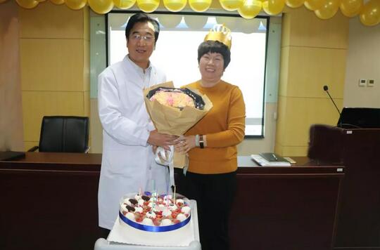 3月30日是华厦眼科医院侯旭波院长的生日。侯院长可能不记得今天是她的节日，因为她总是在繁忙中忘记自己的生日。为了给侯院长一个惊喜，顺便提升员工凝聚力，综合办员工早在好几天前就偷偷策划了一通4