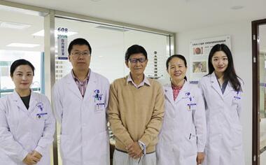 深圳华厦眼科医院 为78岁的患者巫先生实施新型三焦点人工晶体植入术1.jpg