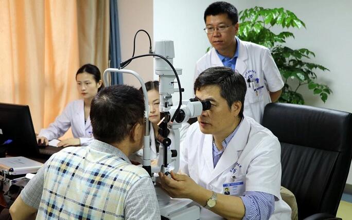 深圳华厦眼科医院 为78岁的患者巫先生实施新型三焦点人工晶体植入术5.jpg
