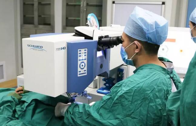 征兵视力体检、公务员体检，对于不少近视青年而言，体检这一门槛不能跨过的话，对于其未来都有着极为严重的影响。但是近视手术不是每个人都适合，比如未成年人，50岁以上中老年人不适合做。此外本身近视度数持续、快速加深，或者本身有青光眼、结膜炎等眼病的人，都不能进行近视摘镜手术.jpg