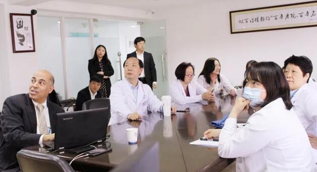 4月10日上午，美国iTrace视功能分析仪的发明者之一、美国 Baylor眼科研究所Joe S. Wakil教授来上海和平眼科医院交流访问，我院郭海科院长、张伟英副院长、晋军主任医师以及其他各科临床医生参加了会议并与Joe S. Wakil教授进行了详尽的交流及经验分享2.jpg