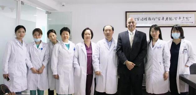 4月10日上午，美国iTrace视功能分析仪的发明者之一、美国 Baylor眼科研究所Joe S. Wakil教授来上海和平眼科医院交流访问，我院郭海科院长、张伟英副院长、晋军主任医师以及其他各科临床医生参加了会议并与Joe S. Wakil教授进行了详尽的交流及经验分享3.jpg