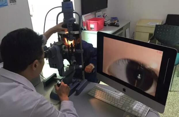厦门大学附属厦门眼科中心白内障科毛祖红主任医师解释：白内障并不是老人的专属病，小孩也会得。先天性白内障多在出生前后即已存在，或在儿童期内罹患，其中有1/3是遗传因素，还有可能是孕期胎儿宫内病毒感染或者母体妊娠期糖尿病、甲亢、贫血、低钙、低维生素A、晚期缺氧等，以及新生儿代谢紊乱如低血糖，甲状旁腺功能低，半乳糖血症等