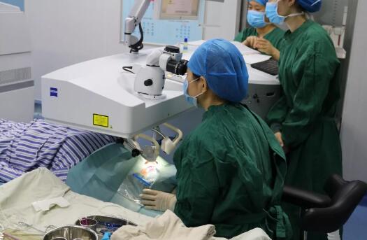 重庆华厦眼科医院屈光手术中心职红主任进行详细解答。长期佩戴隐形眼镜 不影响摘镜手术“不正确配戴隐形眼镜，会对眼睛造成一定的伤害，但是不会影响做近视手术， 通过严格的22项术前检查，就能接受适合自己的摘镜手术2.jpg