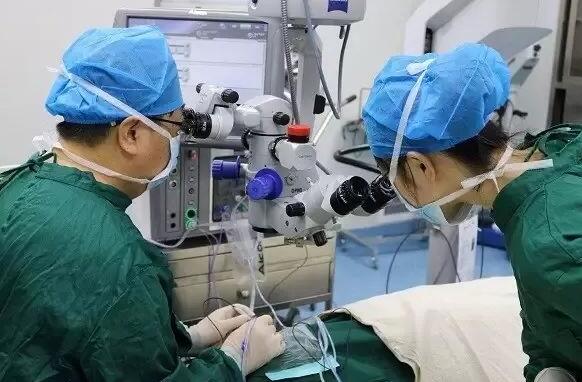 2017年7月2日秦斌院长完成 台非接触广角镜下25G微创玻切手术，主要手术设备为美国爱尔康超乳玻切机、法国光太532眼底激光医治仪等。.jpg