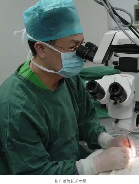 蔡司三焦点人工晶体把人眼看远、看中间距离以及看近的三个焦点都设计在一个人工晶体里面，用这样的人工晶体置换人自己的晶体，不但可以 晶体的透明性，还可以模拟人眼的变焦能力，让人重新同步拥有远中近的三种视力4.jpg