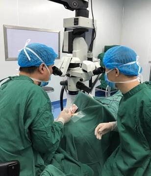 陈女士得知国内出名角膜病专家、原西南眼科医院副院长 教授现在重庆华厦眼科医院担任院长，医院有角膜供体资源，怀着 后的光明期待来到了重庆华厦眼科医院3.jpg