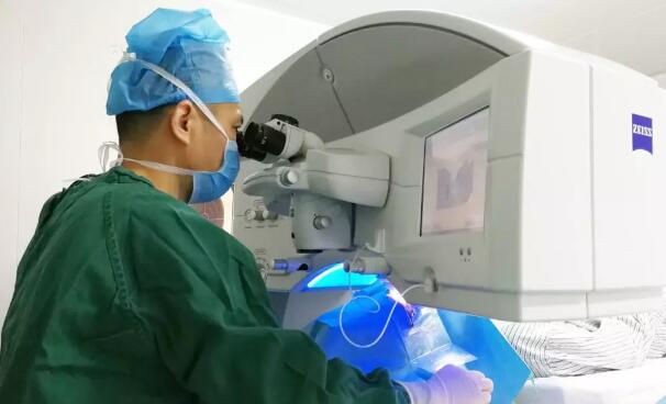 找到了厦门眼科中心屈光手术中心的黎新主任之后，小何开始咨询手术。在黎新主任耐心的讲解与分析下，小何做了细致的术前检查，发现除了小何双眼天生眼球较小外，并没有其他的手术禁忌症，完成可以实行手术3.jpg