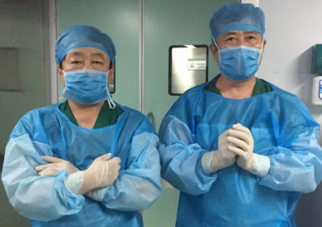 2081年征兵视力体检快开始了，是很多近视朋友 为关心的问题。5月6日，在烟台康爱眼科手术室里，由华厦眼科医院集团业务副总院长王骞教授和烟台康爱眼科医院由海涛院长的联袂合作下，全飞秒SMILE3.0没有让他们失望，而且 批三名手术患者表示术中毫无痛感2.png