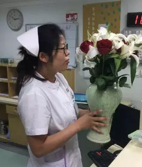 为庆祝环球护士节，5月11日下午，华厦眼科医院特别举行“ 美护士颁奖盛典”活动，医院业务院长杨付合、业务副院长蔡磊琳、护理主任高俊茹及华厦全体护理人员受邀参加3.png