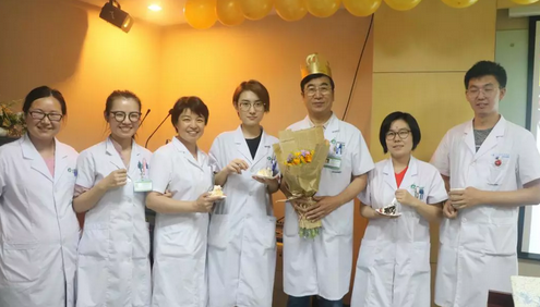 北京华厦民族眼科医院为杨付合院长制造惊喜的生日院务会4.png