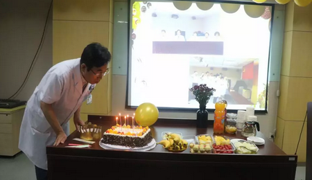 北京华厦民族眼科医院为杨付合院长制造惊喜的生日院务会2.png