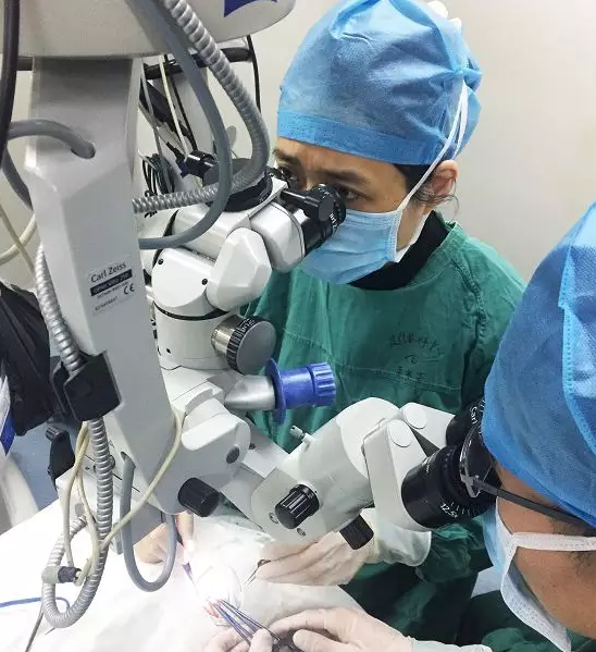 厦门眼科中心为因脑瘤手术引起的斜视患者顺利实施显微斜视手术2.png