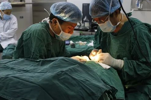 成都华厦眼科医院 为不慎铁屑飞入眼内的患者小黄手术，成都商报同时也对此进行了详细报道。成都华厦眼科医院院长罗清礼教授告诉成都商报客户端记者，磁铁取金属异物在医疗手术中较为常见，但细分到眼科领域较为罕见。3.png