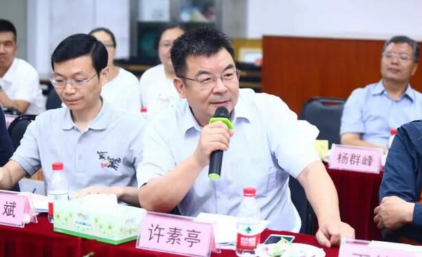 由人民日报、经济日报、科技日报、中新社等22家中央及行业媒体组成的采访团，走进华厦眼科医院集团本部厦门大学附属厦门眼科中心3.jpg