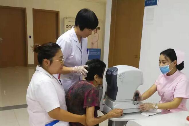 淮南华厦眼科医院医护人员为白内障老奶奶贴心服务1.jpg