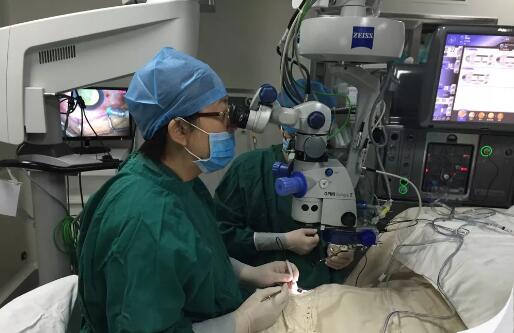 《健康时报》刊出厦门眼科中心黎晓新院长专访：眼科界的五位环球院士——“玻切女王”的进阶之路4.jpg