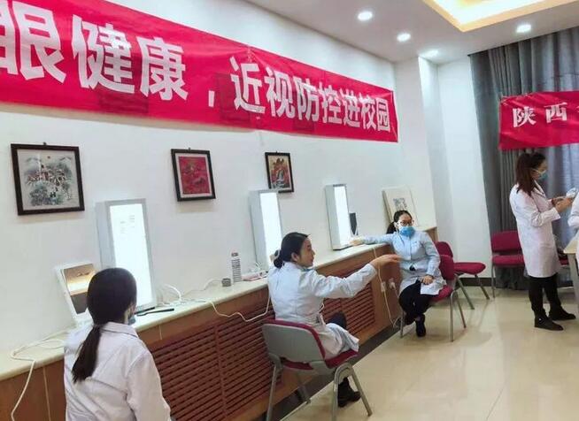 12月17日西安华厦眼科医院“近视防控，刻不容缓”青少年近视防控讲座走进西安高新第*学校2.jpg
