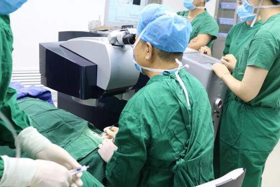 华厦眼科医院集团副总院长、厦门大学附属眼科中心业务院长王骞教授莅临西安华厦眼科医院为近视患者量身定制个性化手术方案1.jpg