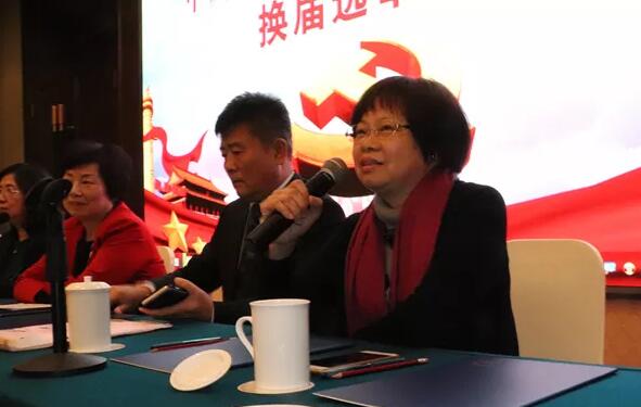 2019年1月26日下午，“中共华厦眼科医院集团委员会换届选举大会”在厦门宾馆隆重举行，会议选举产生了中共华厦眼科医院集团第二届党委委员会5位委员。第*一届华厦眼科医院集团党委书记陈宝贵，党委副书记、厦门眼科中心工会主席陈逸恬，委员王骞、张秀恋、洪清配、吴丽群、张美嫦出席了此次党员大会8.jpg