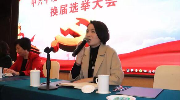 2019年1月26日下午，“中共华厦眼科医院集团委员会换届选举大会”在厦门宾馆隆重举行，会议选举产生了中共华厦眼科医院集团第二届党委委员会5位委员。第*一届华厦眼科医院集团党委书记陈宝贵，党委副书记、厦门眼科中心工会主席陈逸恬，委员王骞、张秀恋、洪清配、吴丽群、张美嫦出席了此次党员大会10.jpg