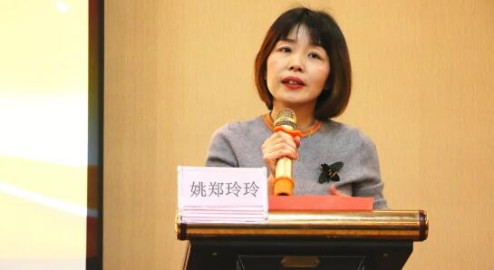 在厦门市翔安区卫计局的组织下，1月29日下午，翔安区全科医生眼科培训班在翔安鑫博雅酒店顺利举办。厦门眼科中心的专家讲师团为来自翔安区的200余名全科医生进行了眼科知识培训。培训班上，厦门眼科中心副总经理姚郑玲玲发表了讲话。2.jpg