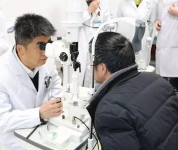 重庆华厦眼科医院安晓巨副院长：白内障手术什么时候做 ？1.jpg
