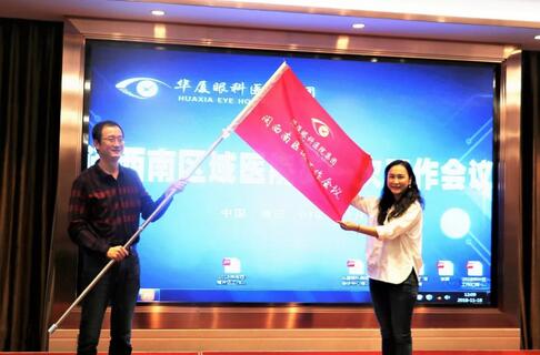 2018年，莆田眼科医院举办第*一届眼底病高峰论坛暨“全国名家工作室支援单位”等系列授牌仪式、开展”为乡村点睛”、校园近视防控，莆田市关心下一代工作委员会授予“青少年近视防控基地”。“为乡村点睛”7.jpg