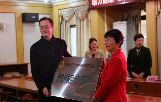 2018年，莆田眼科医院举办第*一届眼底病高峰论坛暨“全国名家工作室支援单位”等系列授牌仪式、开展”为乡村点睛”、校园近视防控，莆田市关心下一代工作委员会授予“青少年近视防控基地”。“为乡村点睛”8.jpg