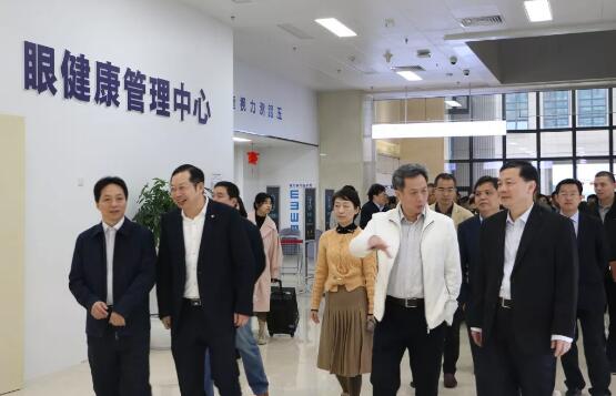 2月21日上午，厦门市湖里区四套班子、区发改局和湖里区各个街道办领*40多人走进华厦眼科医院集团华厦医疗园区视察调研，华厦眼科医院集团董事长苏庆灿陪同调研。此行是厦门湖里区“晒项目比进度”活动的一个重要组成部分，华厦医疗园被列为该活动的重点民生项目。1.jpg