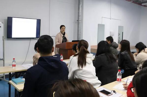 3月6日，2019华厦眼科医院集团小儿眼病与综合验光培训班在厦门举行，此次培训班为期8天，从小儿眼病及斜弱视到国内外验光模式纵观，从检影验光技巧手法到综合验光操作规范，从验光理论基础到儿童验光、眼病验光的差别和重点，系统验光知识无一不涵盖、无一不相授，为参会学员带来了一场高水准的知识盛宴2.jpg