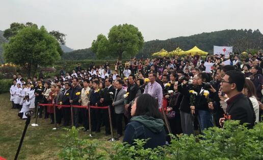 光明与爱的传递：厦门眼科中心与市卫健委等部门集团缅怀眼角膜捐献者2.jpg