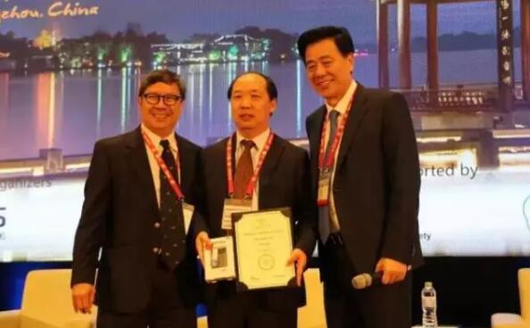 多次受邀于世界眼科大会、美国眼科年会、亚洲太平洋地区眼科年会等环球眼科会议进行现场手术表演——华厦眼科医院集团业务副总院长、上海和平眼科医院院长郭海科教授3.jpg