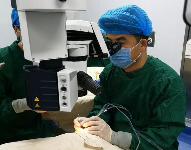 重庆华厦眼科医院安晓巨副院长：三焦点晶体让白内障术后视觉质量更崭然.jpg
