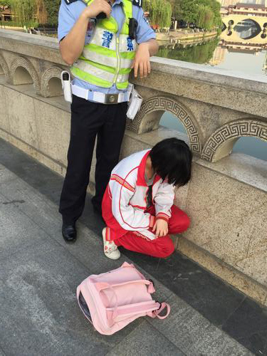 成都日报：女学生欲跳河轻生 成都华厦眼科医院职工路过救下
